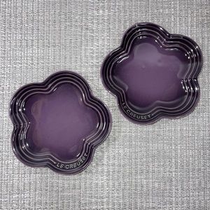 Le Creuset Flower Plates Set of 2 - Cassis